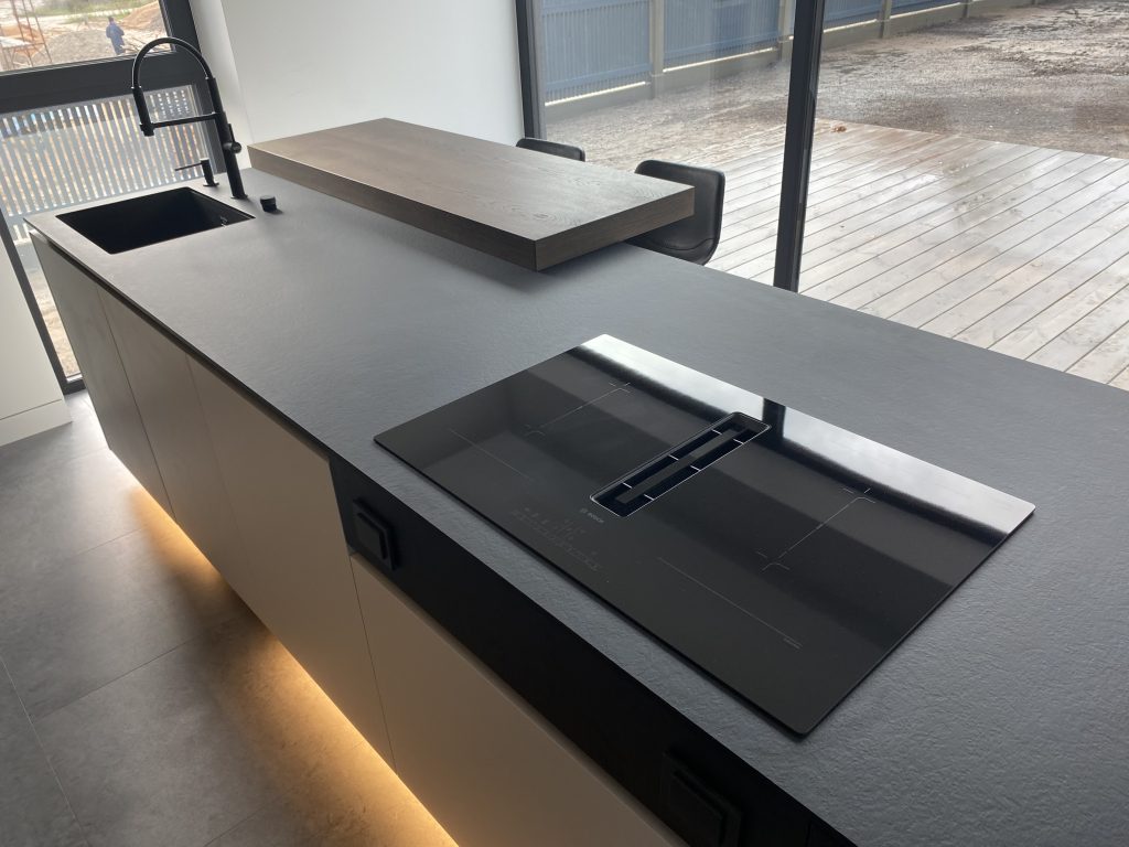 Plīts ar iebūvētu tvaika nosūcēju